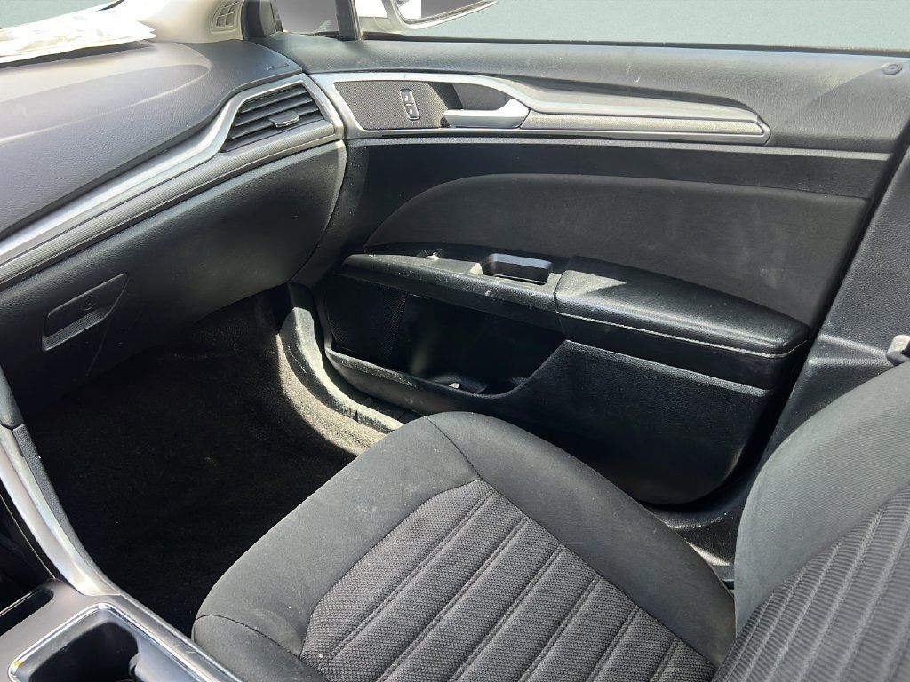 Used 2019 Ford Fusion SE FWD image 12
