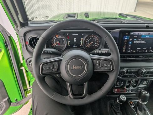Used 2025 Jeep Wrangler Unlimited Rubicon w/ Convenience Group AWD/4WD image 8