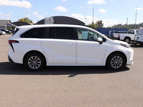 Used 2022 Toyota Sienna LE FWD image 4