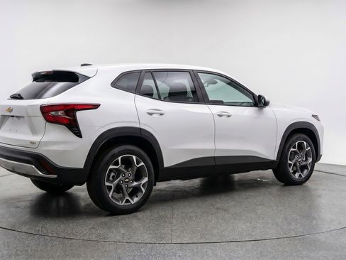 Used 2025 Chevrolet Trax LT FWD image 9