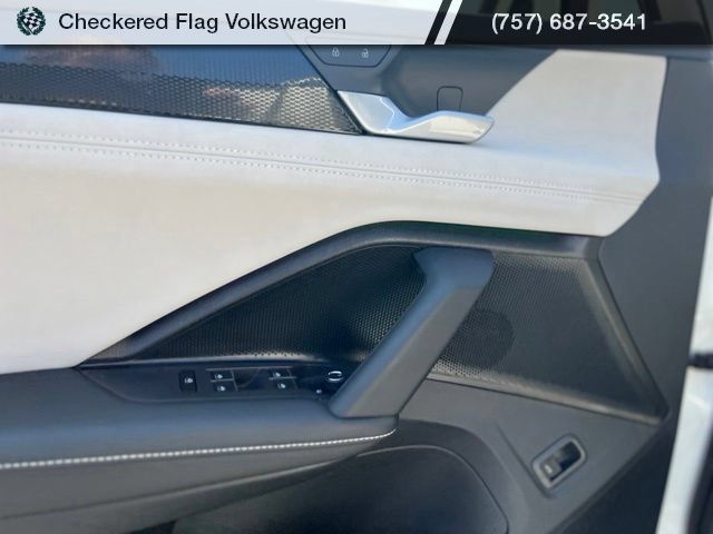 Used 2025 Volkswagen Tiguan SE FWD image 13