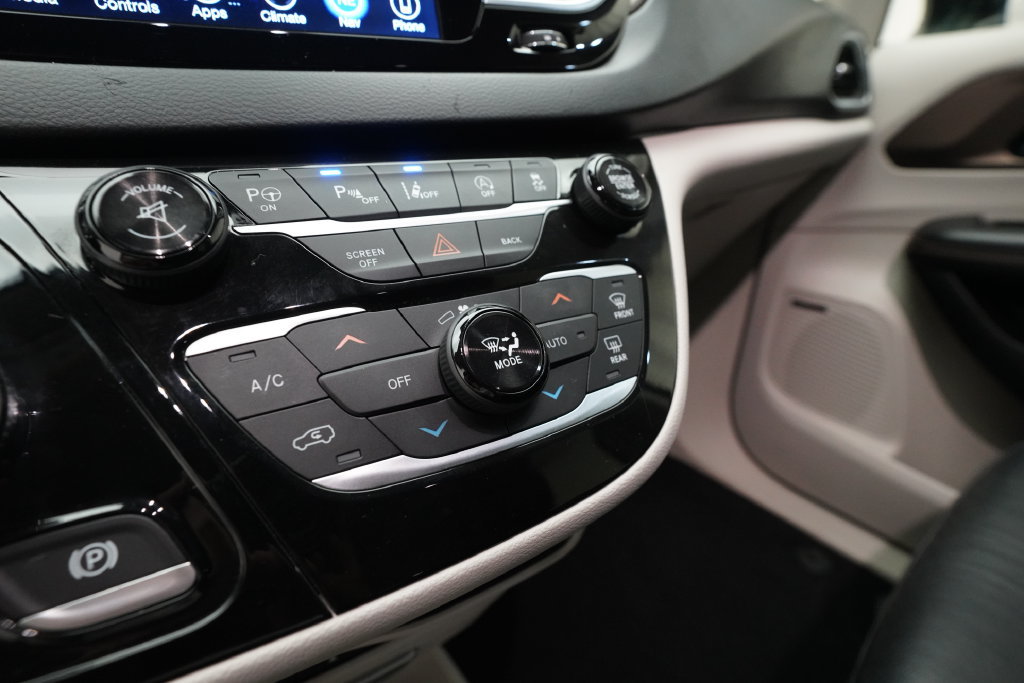Used 2017 Chrysler Pacifica Touring-L Plus FWD image 22