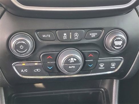 Certified 2021 Jeep Cherokee Latitude Lux w/ Comfort/Convenience Group image 19