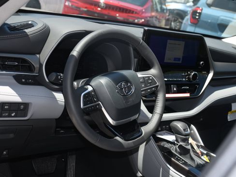 New 2026 Toyota Highlander Limited AWD/4WD image 4