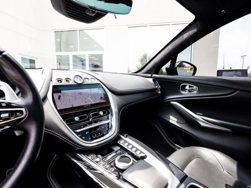 Used 2021 Aston Martin DBX AWD/4WD image 32