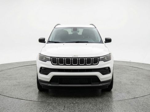 Used 2025 Jeep Compass Latitude AWD/4WD image 2