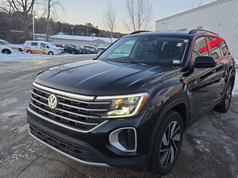 Used 2024 Volkswagen Atlas SE image 3