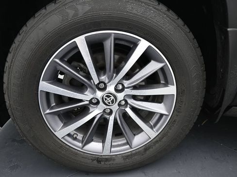 Used 2019 Toyota Highlander XLE AWD/4WD image 14