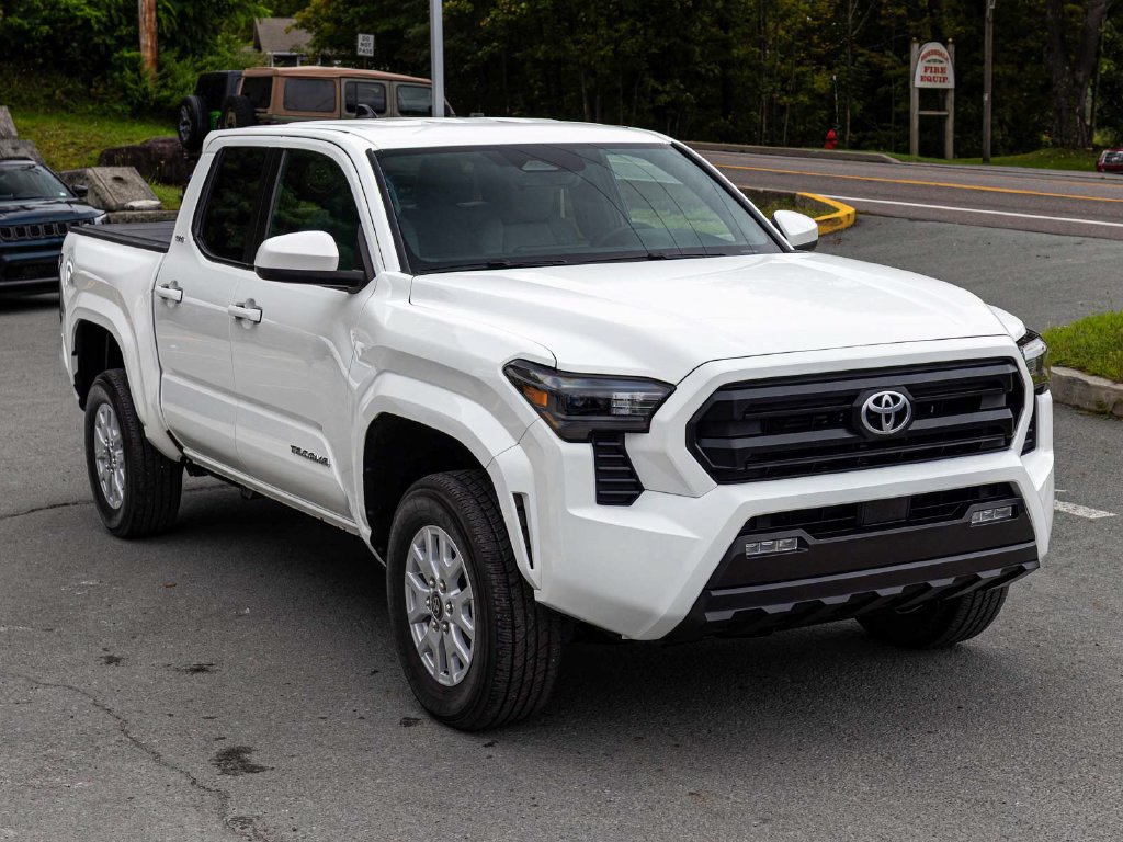 Used 2025 Toyota Tacoma SR5 AWD/4WD image 3