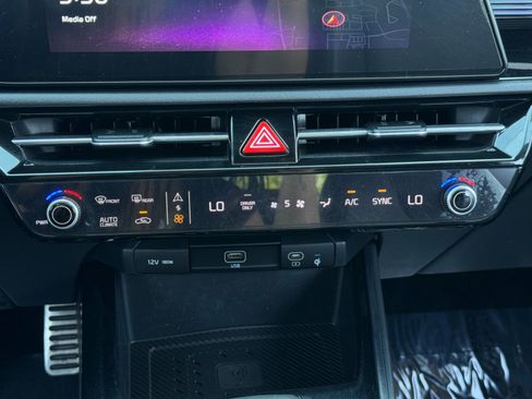 Used 2023 Kia Niro SX Touring image 26