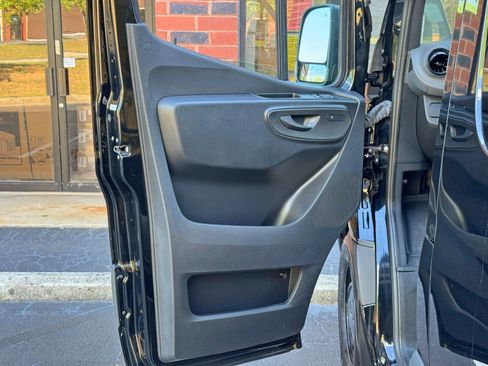Used 2024 Mercedes-Benz Sprinter 2500 image 38