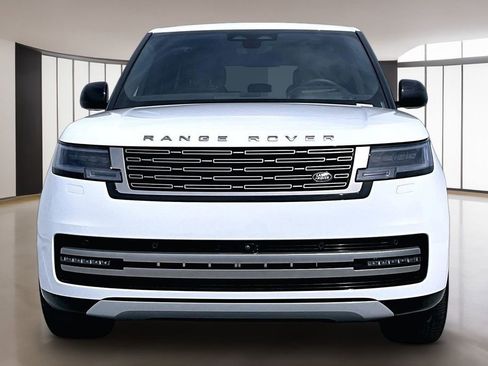 Used 2025 Land Rover Range Rover SE image 2