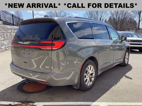 Used 2021 Chrysler Pacifica Touring-L w/ Premium & Safety Sphere Group image 8