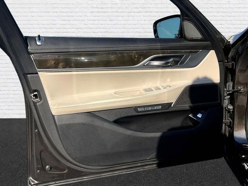 Used 2017 BMW 740i RWD image 19