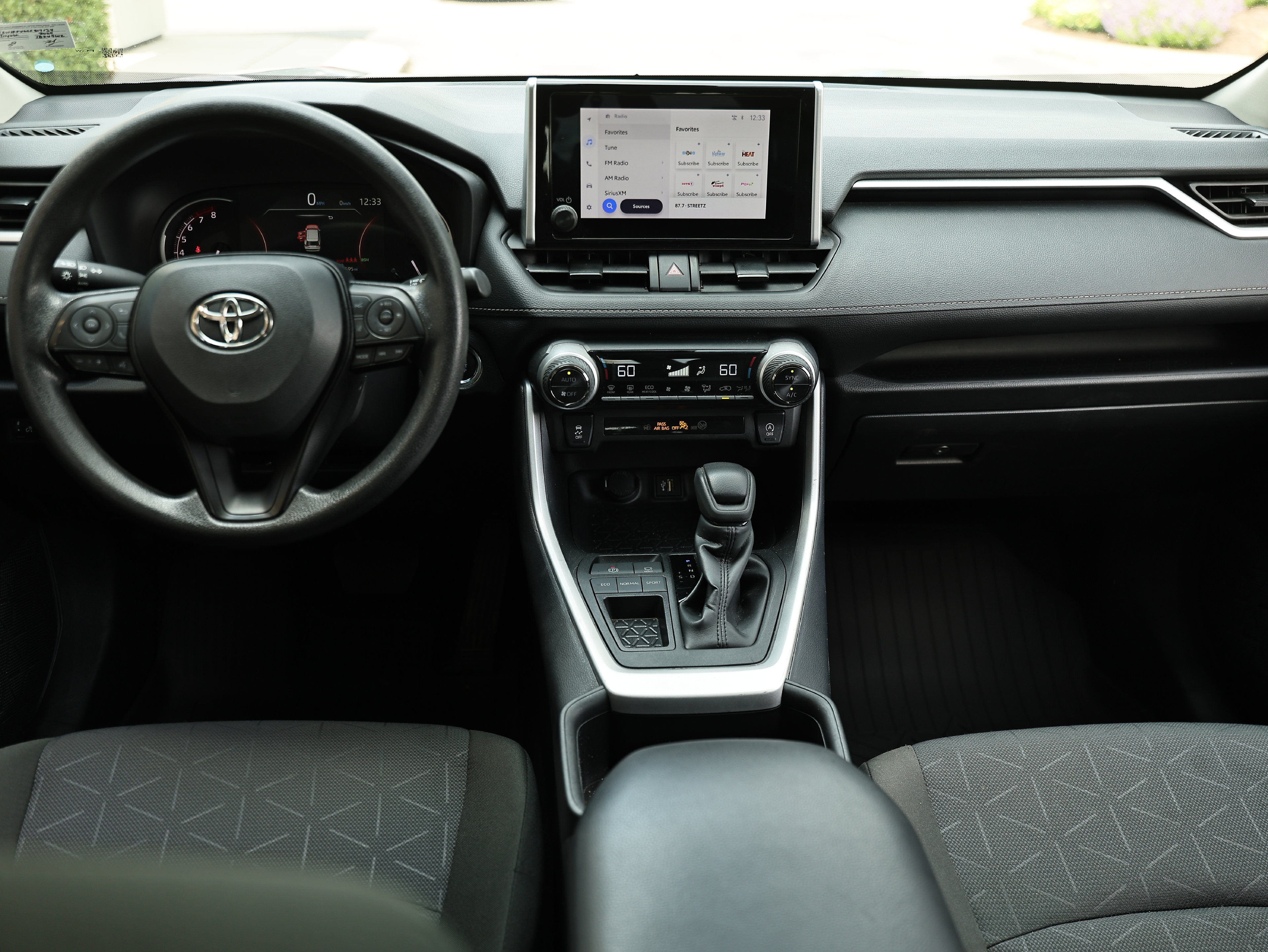 Used 2025 Toyota RAV4 XLE FWD image 25