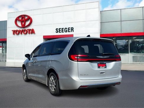 Used 2024 Chrysler Pacifica Touring-L FWD image 7
