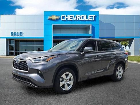 Used 2021 Toyota Highlander LE FWD image 7