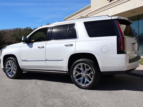 Used 2019 Cadillac Escalade Premium Luxury image 3