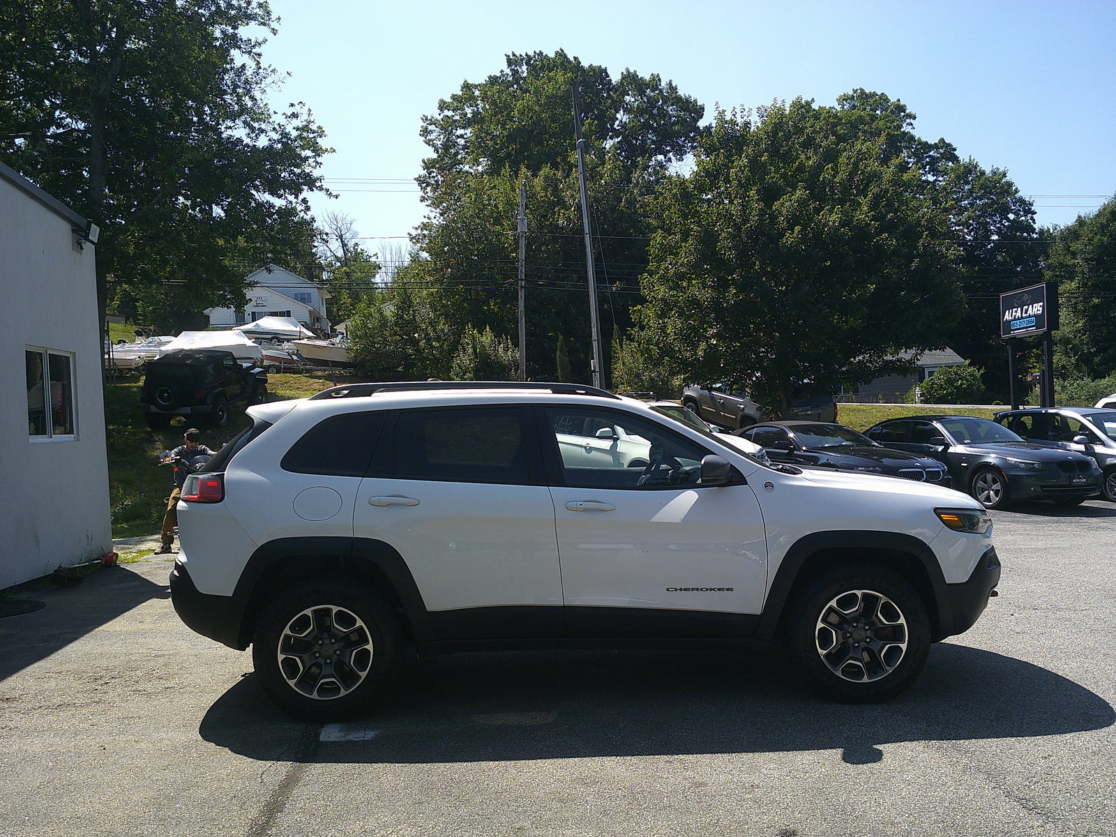 Used 2020 Jeep Cherokee Trailhawk AWD/4WD image 4
