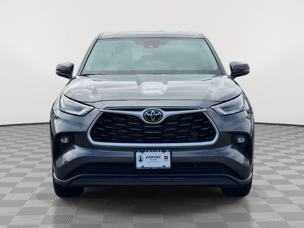 Used 2025 Toyota Highlander LE AWD/4WD image 2