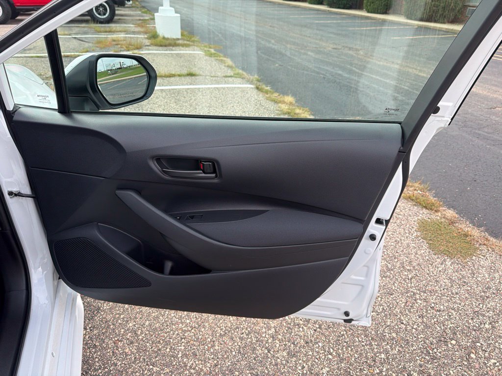 Used 2025 Toyota Corolla LE FWD image 15