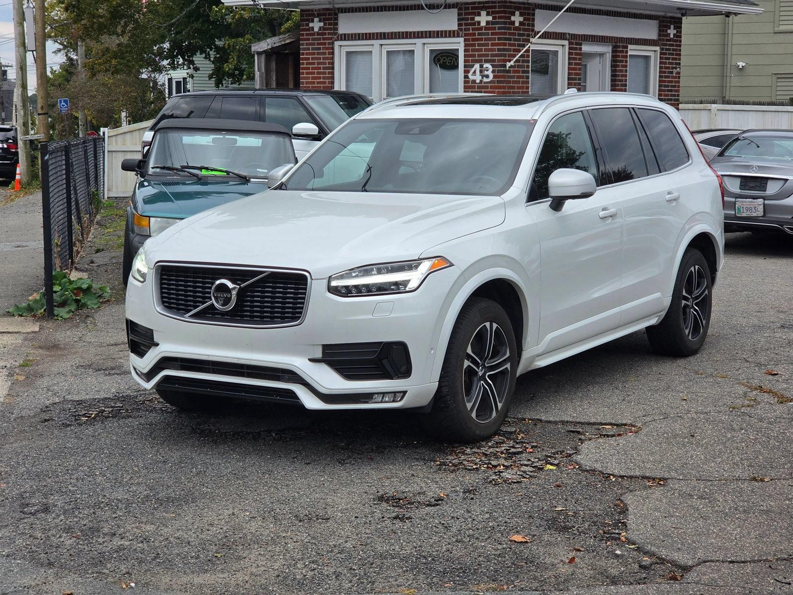Used 2016 Volvo XC90 T6 R-Design w/ Vision Package AWD/4WD image 3