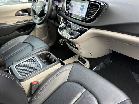 Used 2024 Chrysler Pacifica Touring-L image 17