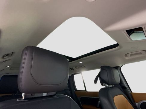 Used 2024 Land Rover Defender 130 X-Dynamic SE image 19