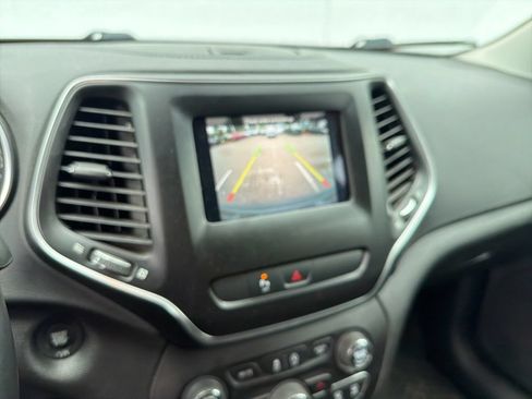 Used 2019 Jeep Cherokee Latitude Plus AWD/4WD image 10