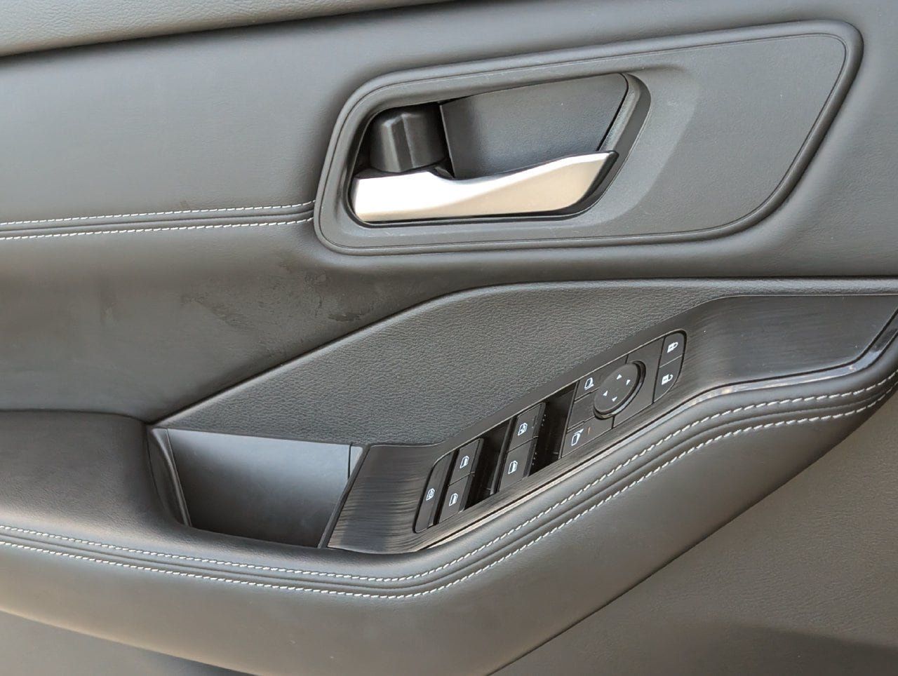 Certified 2025 Nissan Rogue SV w/ SV Premium Package FWD image 25