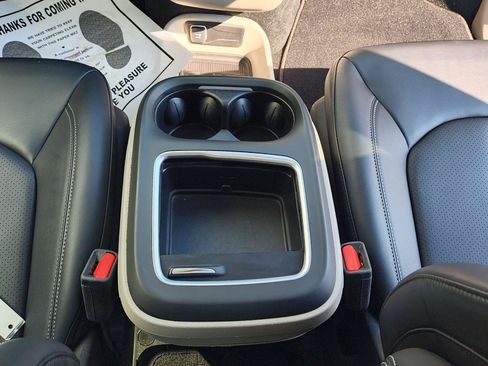 Used 2024 Chrysler Pacifica Touring-L FWD image 27