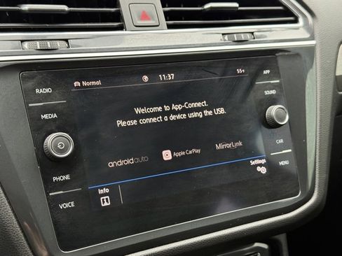 Used 2020 Volkswagen Tiguan SE image 26