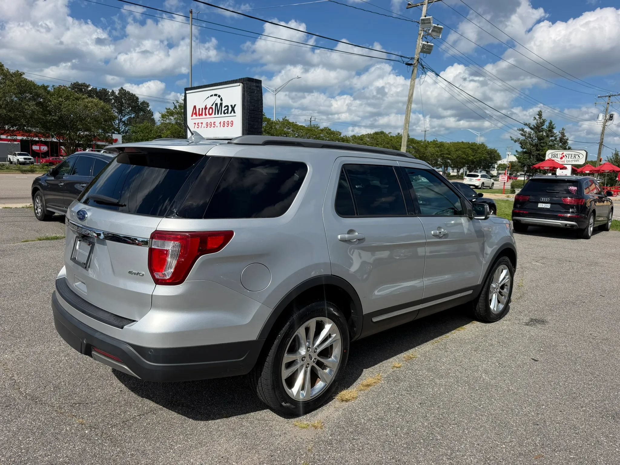 Used 2019 Ford Explorer XLT w/ Equipment Group 202A AWD/4WD image 5