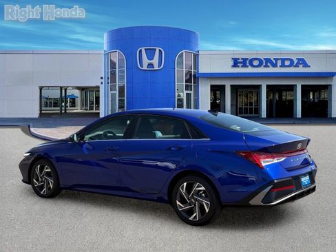 Used 2025 Hyundai Elantra SEL FWD image 9