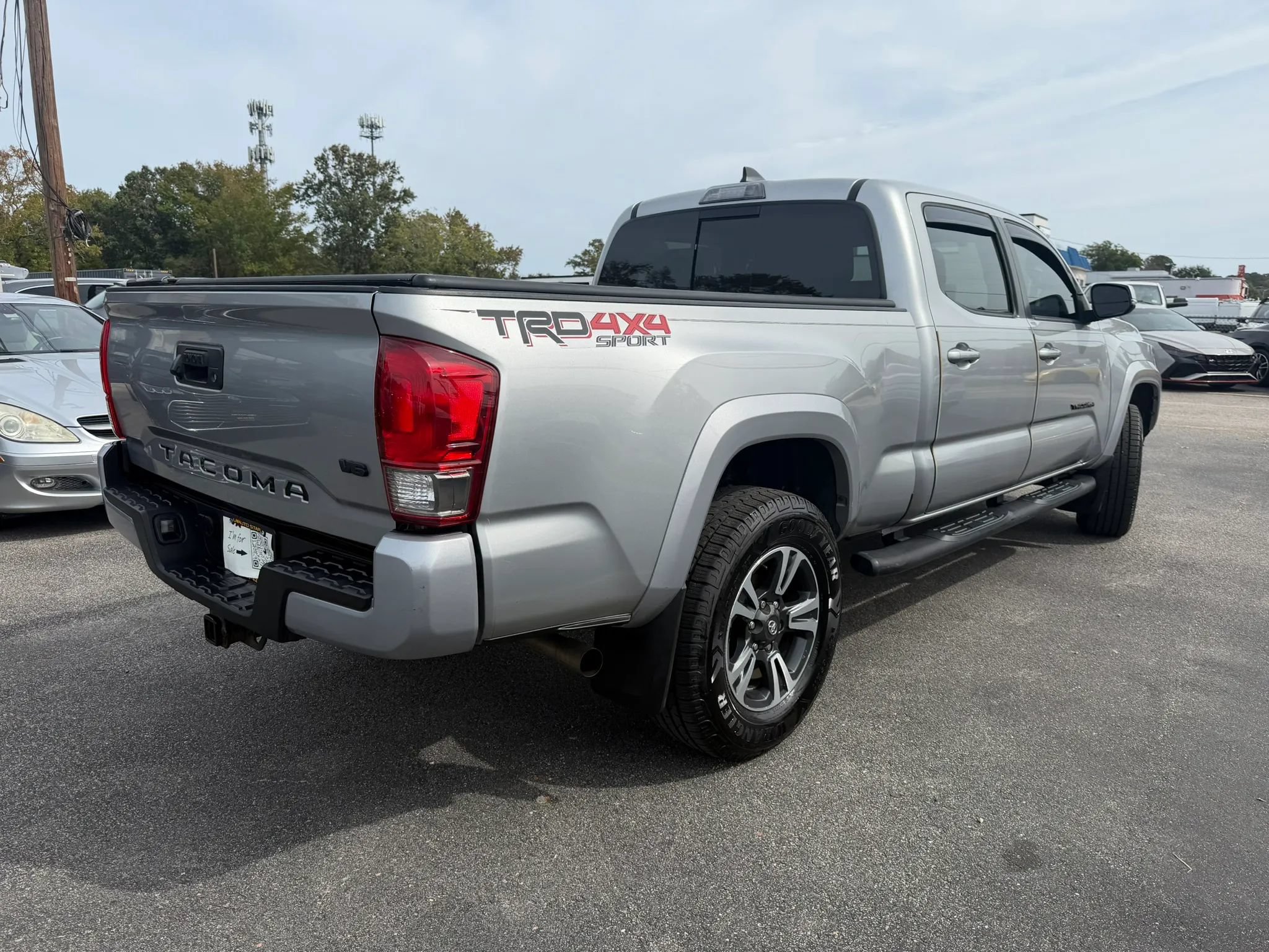 Used 2017 Toyota Tacoma TRD Sport w/ Tow Package AWD/4WD image 3