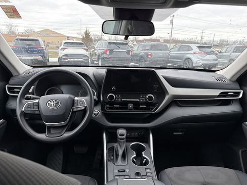 Used 2023 Toyota Highlander L image 9
