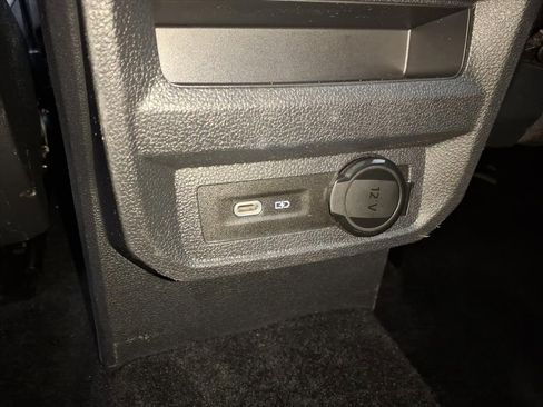 Used 2022 Volkswagen Tiguan SE w/ Panoramic Sunroof Package image 9