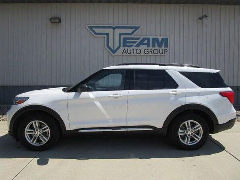 Used 2020 Ford Explorer XLT w/ Equipment Group 202A image 4