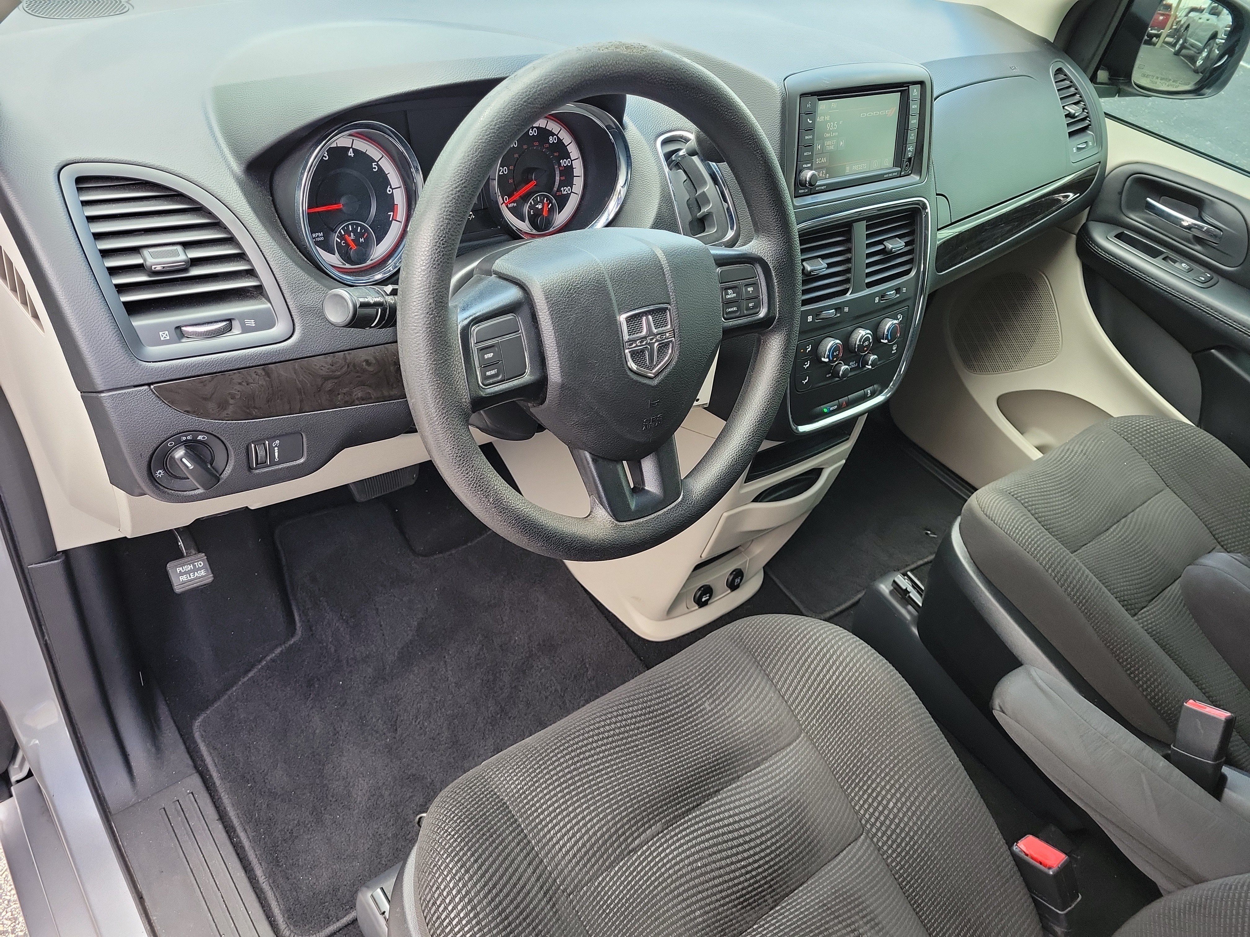Used 2020 Dodge Grand Caravan SE FWD image 15