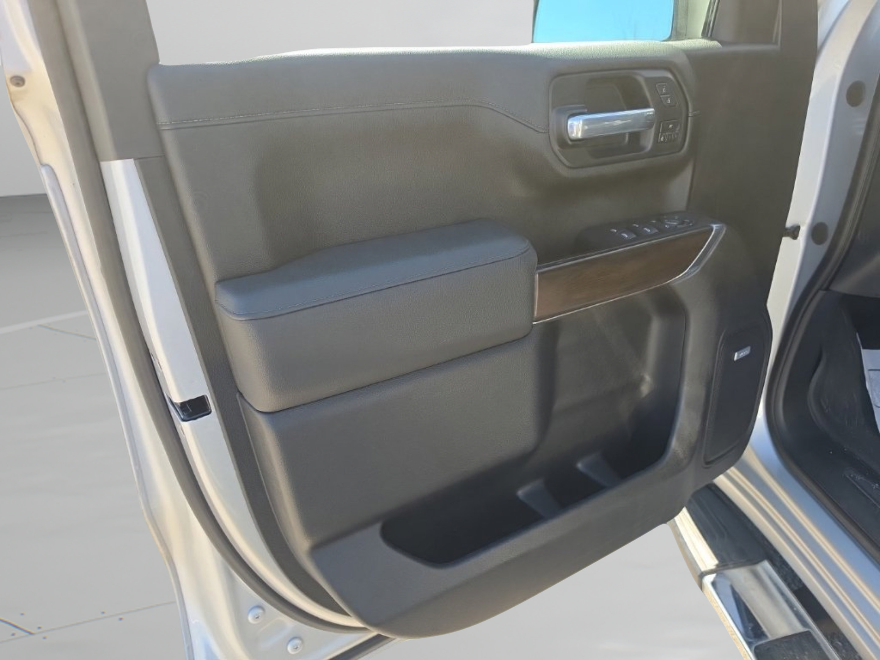Used 2021 GMC Sierra 1500 SLT w/ SLT Premium Plus Package AWD/4WD image 17