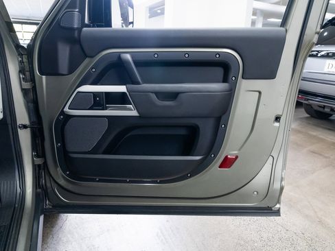 Used 2022 Land Rover Defender 90 image 16