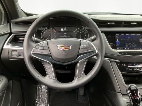 Used 2025 Cadillac XT5 Premium Luxury image 10
