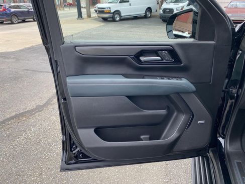 Certified 2025 GMC Yukon XL AT4 w/ AT4 Premium Plus Package AWD/4WD image 16