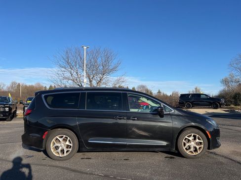 Used 2017 Chrysler Pacifica Touring-L Plus w/ Advanced Safetytec Group image 3