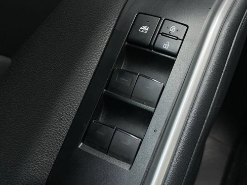 Used 2022 Toyota Highlander XLE AWD/4WD image 12