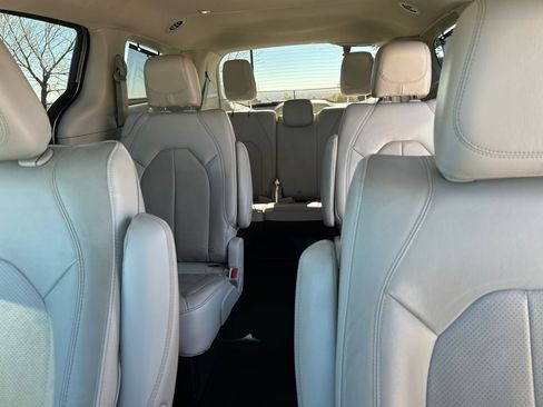 Used 2021 Chrysler Pacifica Touring-L image 6