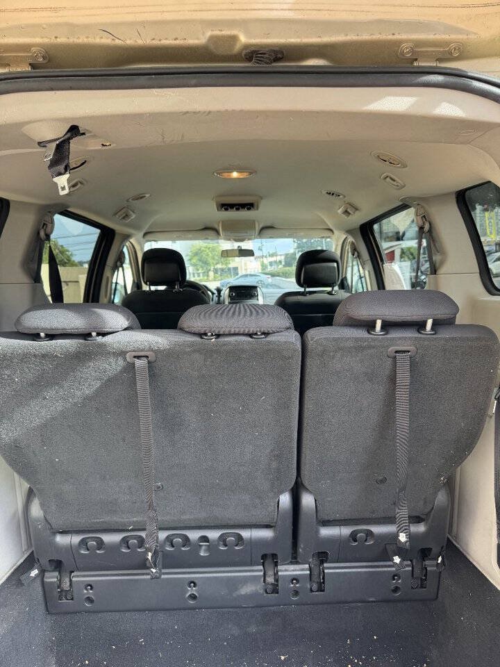 Used 2010 Dodge Grand Caravan SE w/ Climate Group FWD image 16