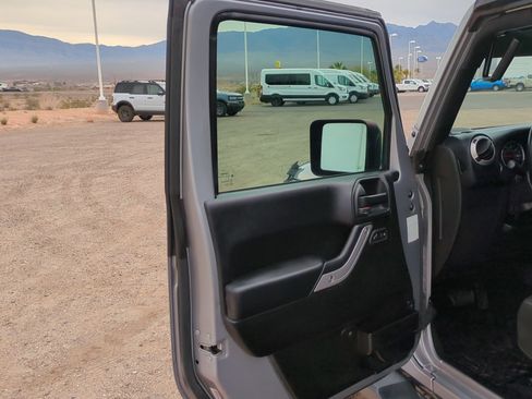 Used 2018 Jeep Wrangler Unlimited Sahara image 13