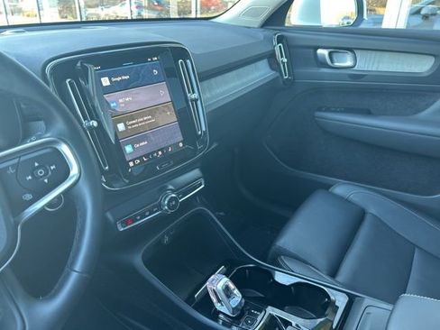 Certified 2025 Volvo XC40 B5 Plus AWD/4WD image 19