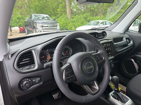 Used 2022 Jeep Renegade Latitude AWD/4WD image 17